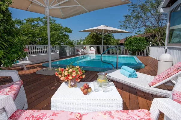 מלונות בוטיק בהזמנה אונליין בכחל: ההמלצות שלנו לשנת 2026 - סוויטות בצל האלה