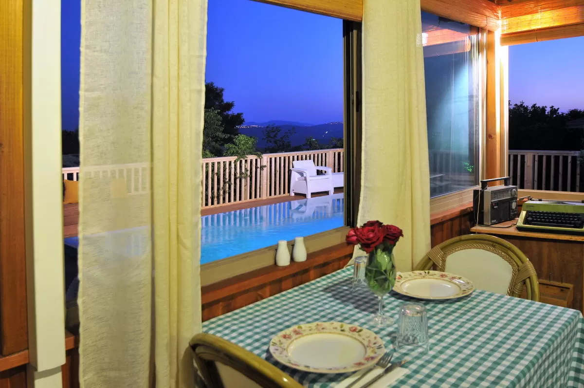 Breakfast lounge by the pool - Suitot Batzel Ha'ela, Kahal, Upper Galilee