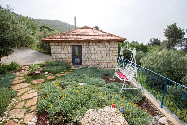 Neimat Hahalil couples only, Amirim