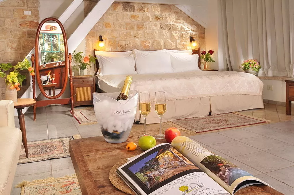 High-quality European furniture in the Royal suite - Pina Balev, Rosh Pina, Upper Galilee