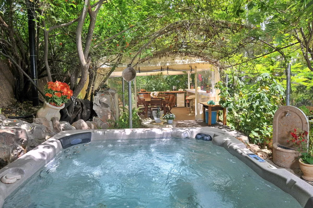 Jacuzzi for 8, shared by guests of the complex - Pina Balev, Rosh Pina, Upper Galilee