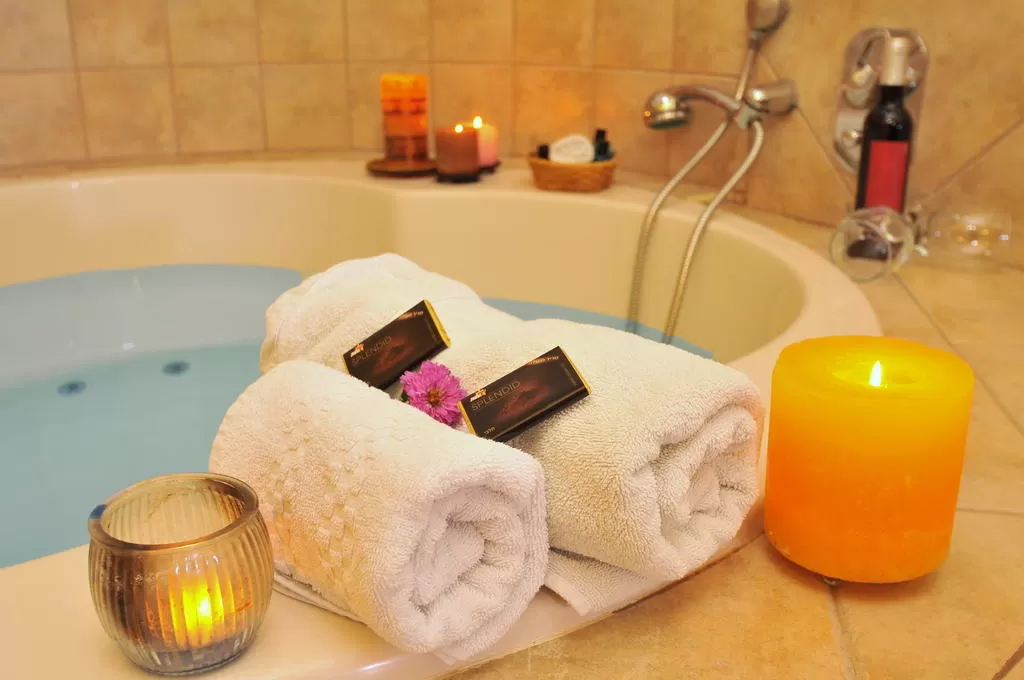 חדר אמבטיה עם נרות על שפת האמבטיה - שוורצימר, צימר בצפון, ראש פינה, גליל עליון