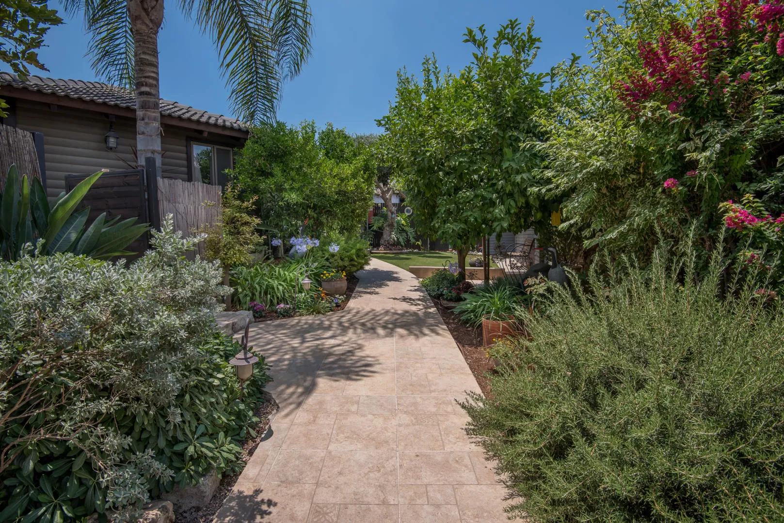 A space full of vegetation - Talia Cabins couples only, Rosh Pina, Upper Galilee