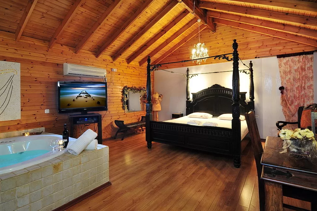 Each cabin has a central space and another space which is the children's room - Achuzat Regei Kesem, Goren, Western Galilee