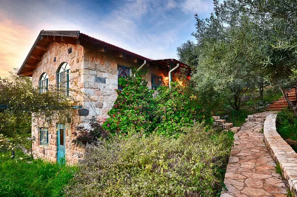 צימרים במתחם מבודד באמירים: ההמלצות שלנו לשנת 2026 - התרגעות