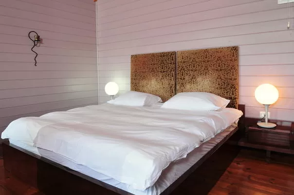 Soft cotton sheets and pleasant lighting by the bed - Agada Bekerem couples only, Kerem Ben Zamra, Upper Galilee