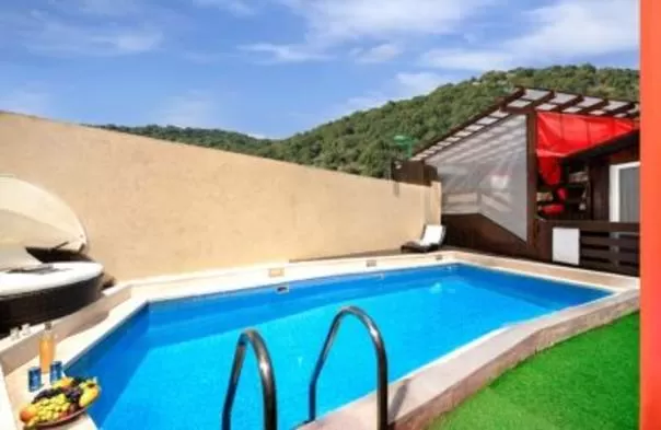 Chalom Ba'adom, Moshav Pakiin