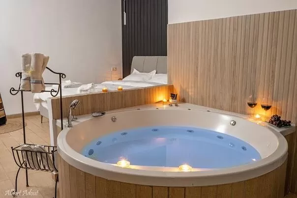 In the suite space there is a pampering jacuzzi and a comfortable double bed - Ahuzat Lorraine, Ein Ya'akov, Western Galilee