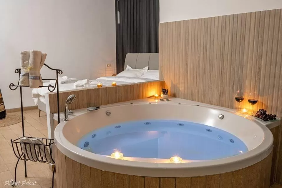 In the suite space there is a pampering jacuzzi and a comfortable double bed - Ahuzat Lorraine, Ein Ya'akov, Western Galilee