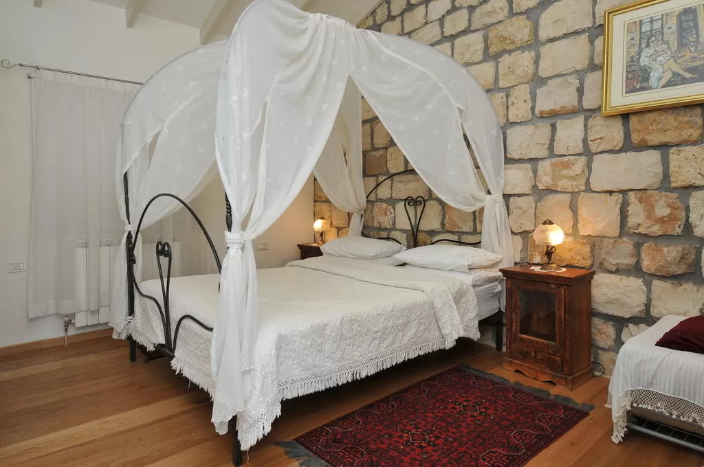Sara's Estate, Kerem Ben Zamra