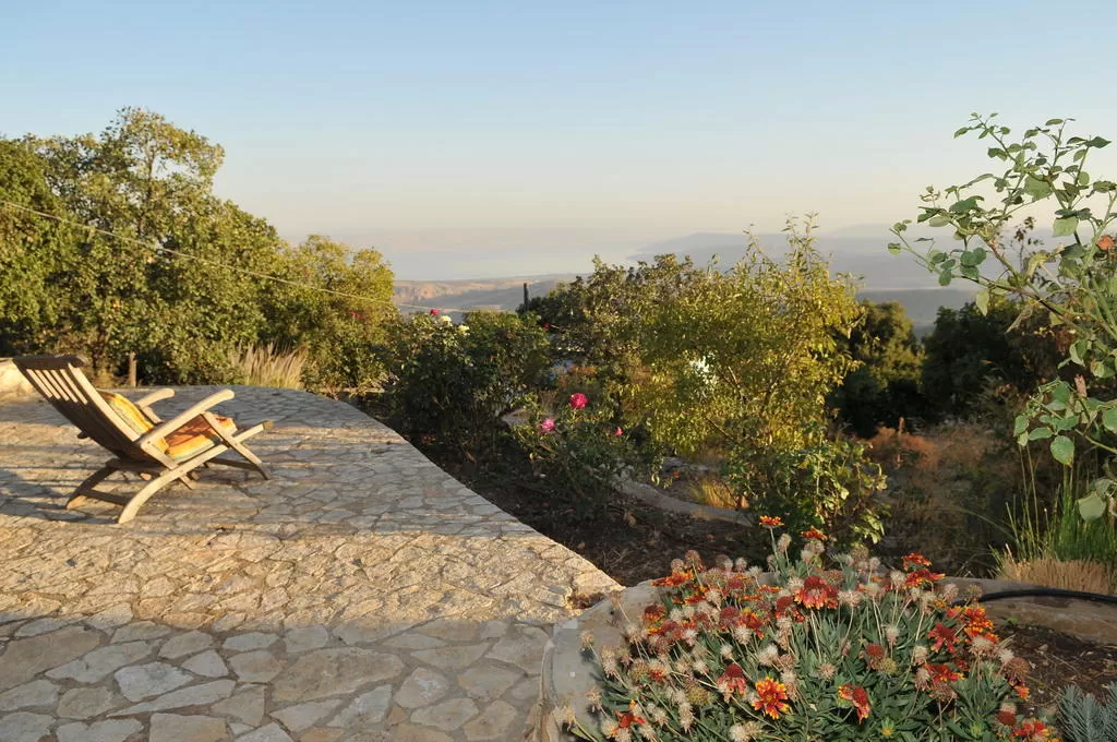 מתחם חוץ גדול המשקיף לנוף - גן ורדים, צימר בצפון, אמירים, גליל עליון