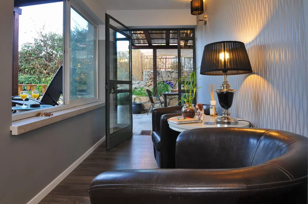 מיני לובי אינטימי בין הסוויטות - אורבן | Urban- Mini Boutique Hotel, צימר בצפון, כפר ורדים, גליל מערבי