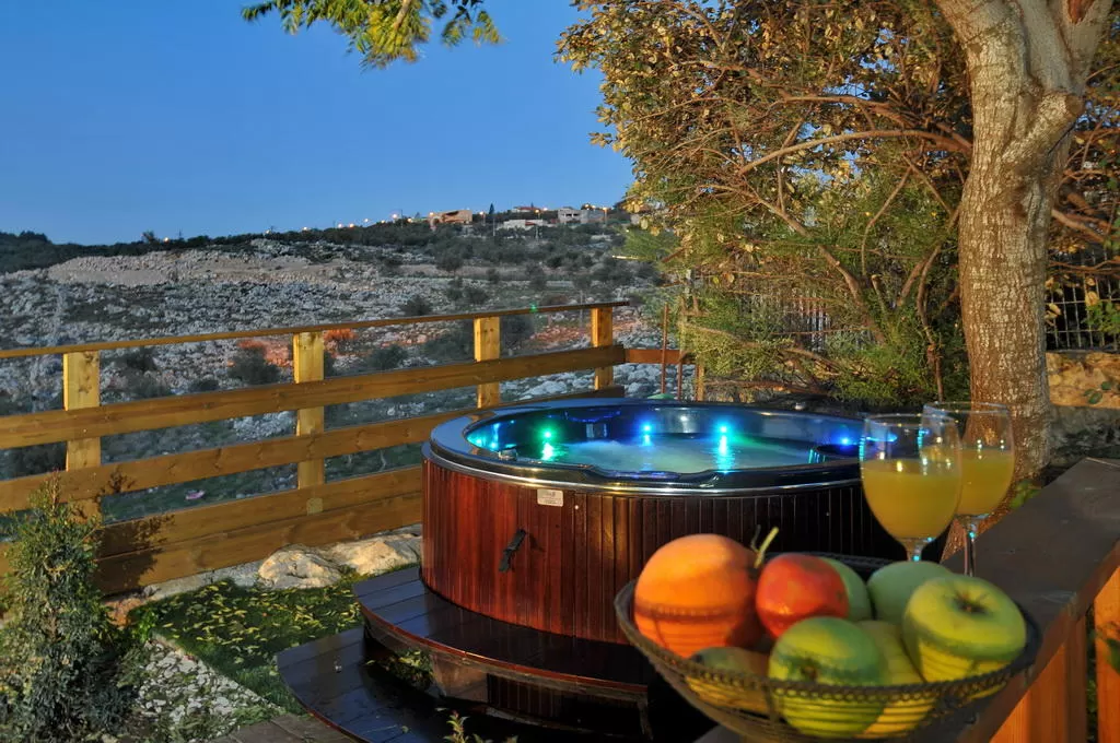 לא חייבים להיכנס לחדר כשבחוץ נהיה קריר - אורבן | Urban- Mini Boutique Hotel, צימר בצפון, כפר ורדים, גליל מערבי